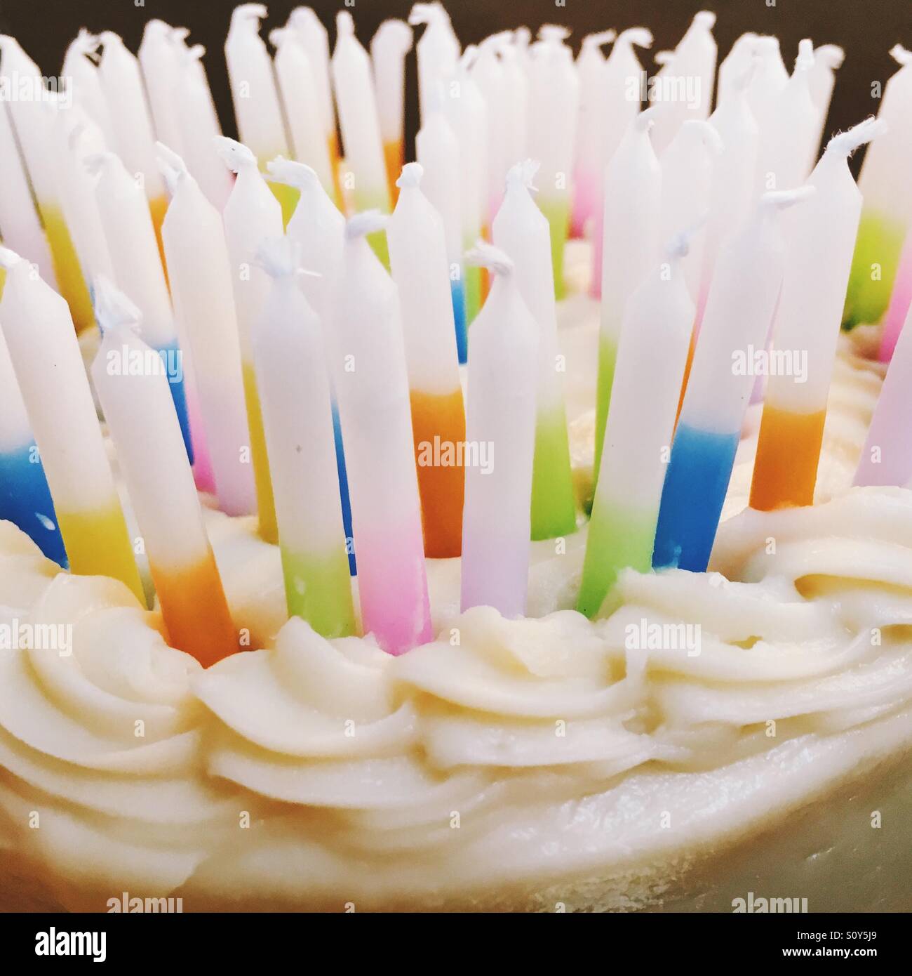 Torta di compleanno pieno di candele Foto stock - Alamy