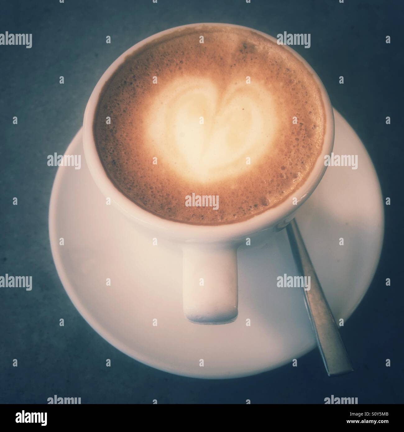 Tazza di caffè con design di cuore di schiuma Foto Stock
