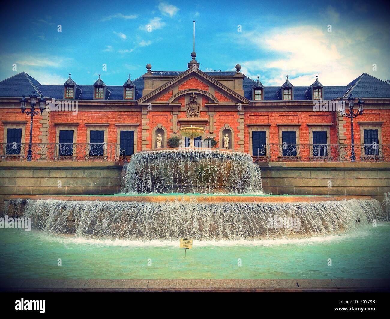 Vista la fontana e il Palazzo di Albeniz a Joan Maragall giardini in Barcellona, Spagna Foto Stock