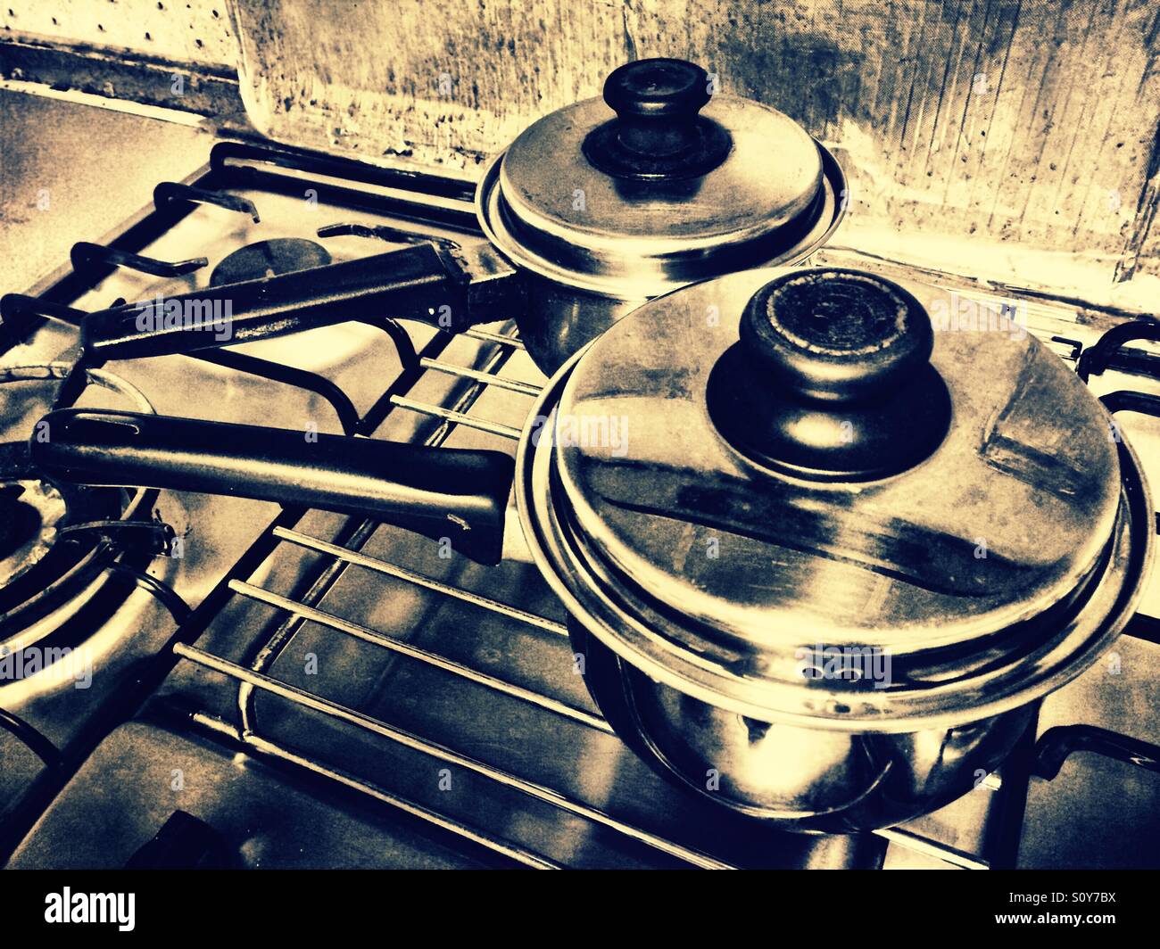 2 cucina pentole su fornelli a gas Foto Stock