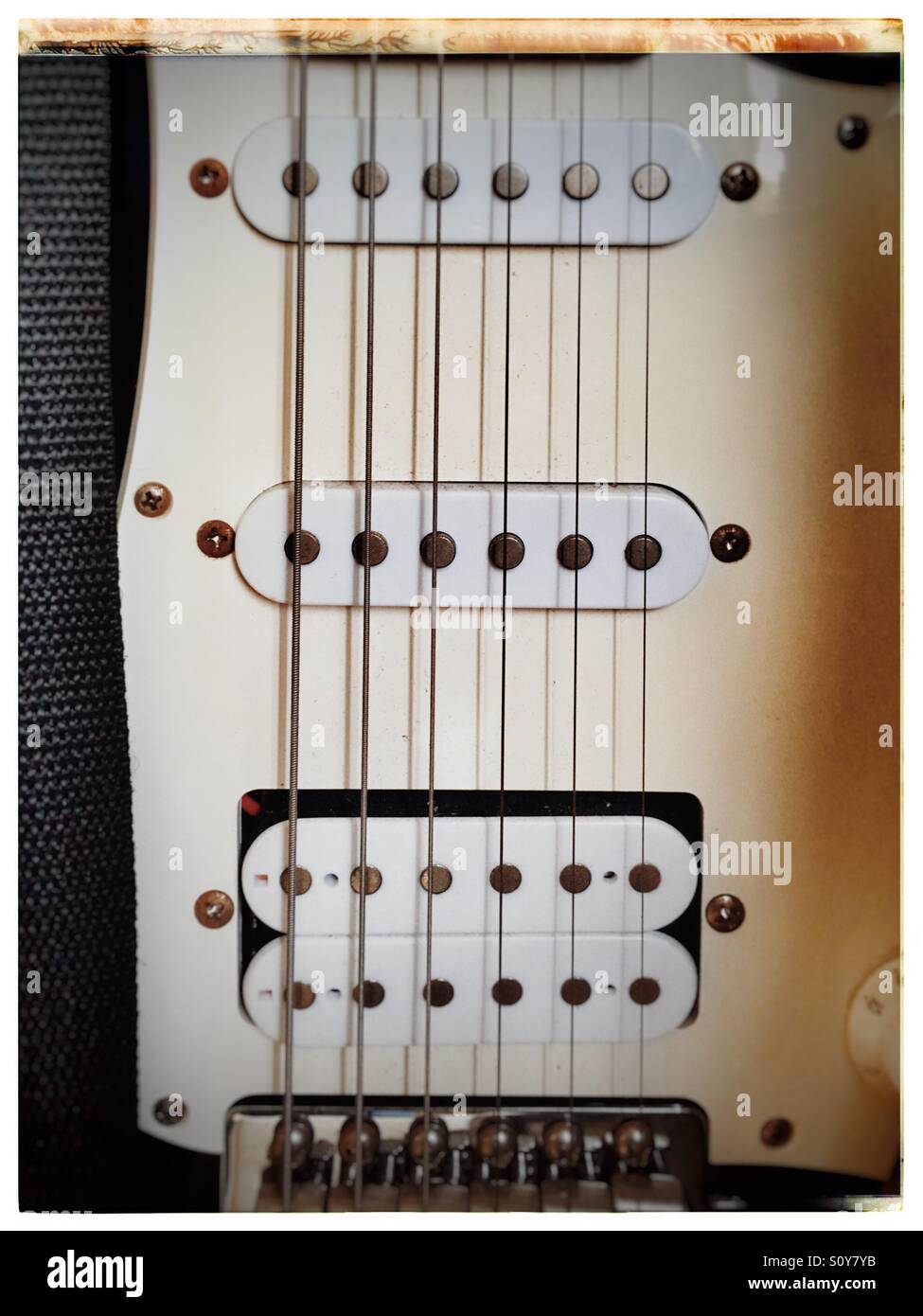 Chitarra elettrica pick up e stringhe - Immagine stock catturata con smartphone