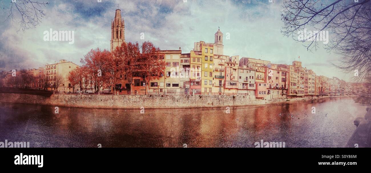 Vista panoramica della città di Girona e il fiume Onyar Foto Stock