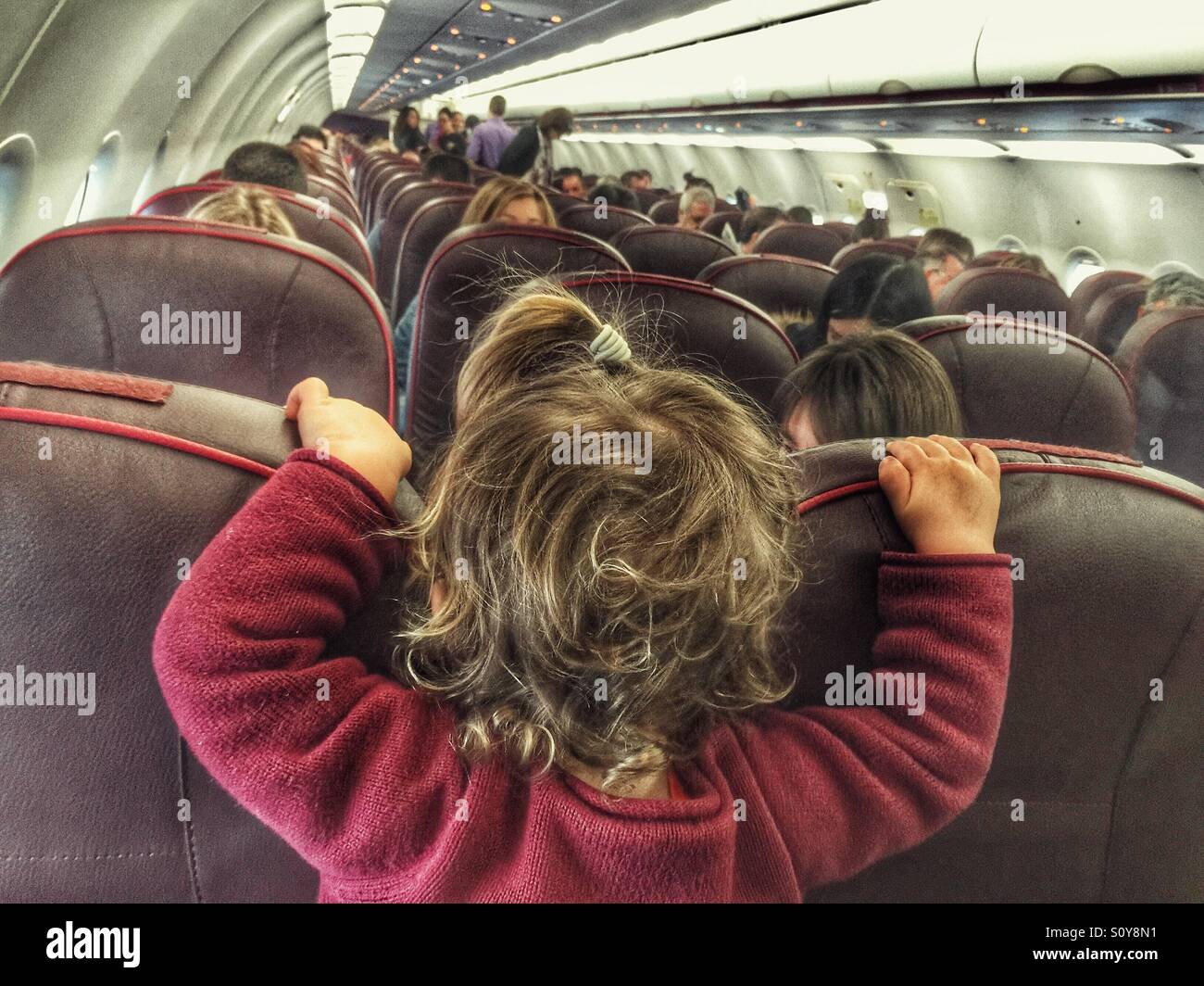 Bambino su un aereo - Immagine stock catturata con smartphone