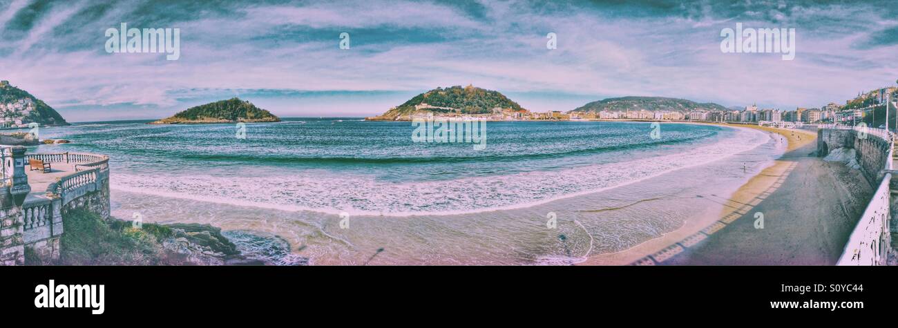 Vista panoramica di La Concha beach in San Sebastian, Spagna - Immagine stock catturata con smartphone