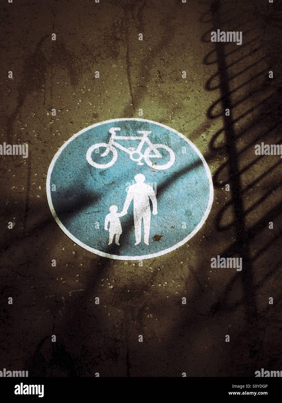 Attenzione, battenti biciclette! Segno su un percorso in un parco di Edimburgo Foto Stock