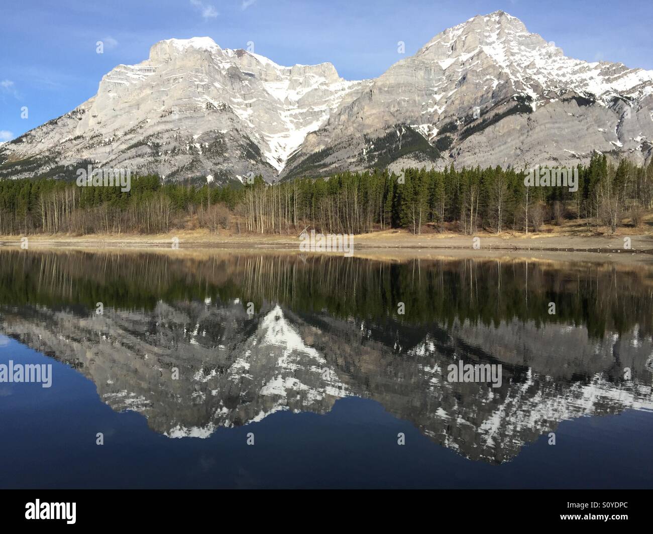 Kananaskis Paese in Alberta, Canada. Stagno di Cuneo e le Montagne Rocciose - Immagine stock catturata con smartphone