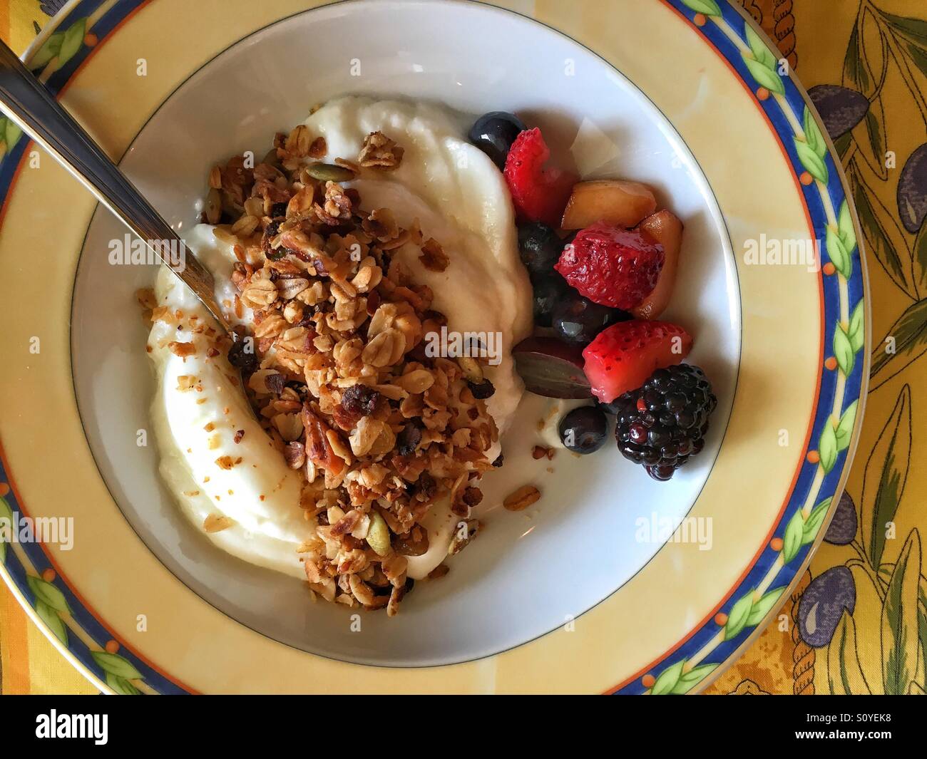 Cereali e yogurt greco con frutta Foto Stock