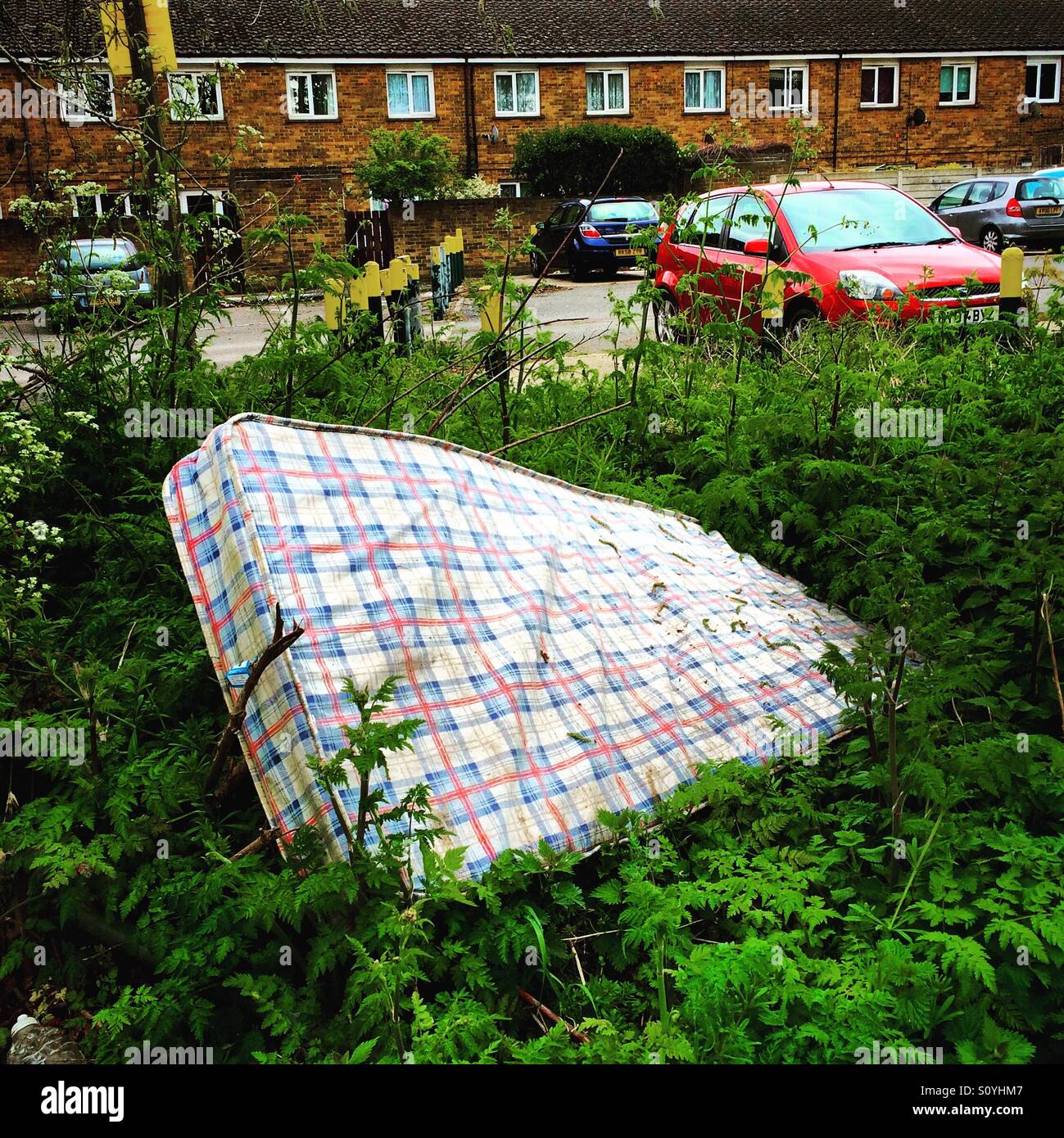 Un materasso abbandonato è visto al di fuori di un blocco di appartamenti a Woolwich, Londra Foto Stock