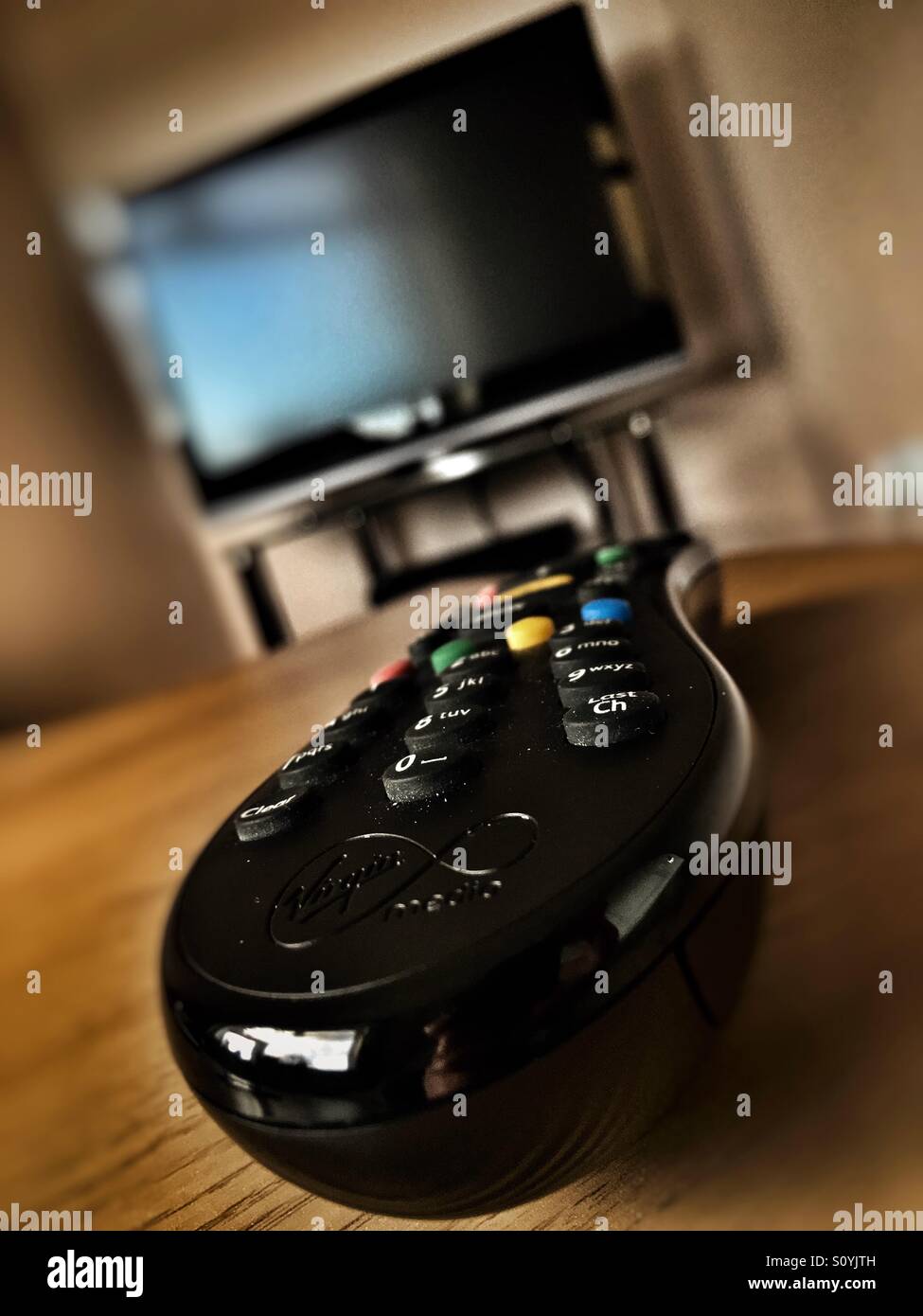 Telecomando del televisore sul tavolino da caffè - Immagine stock catturata con smartphone