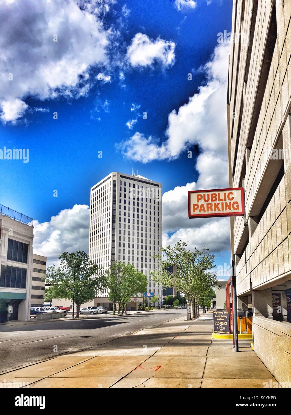 Guardando verso il basso sulla strada principale di Wichita, KS presso un garage per il parcheggio e la Epic edificio centrale - Immagine stock catturata con smartphone