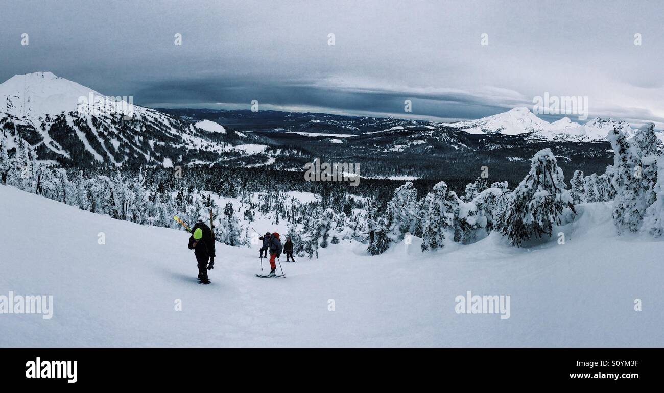 Escursioni con le racchette da neve fino Tumalo montagna in un paese delle meraviglie invernali Foto Stock