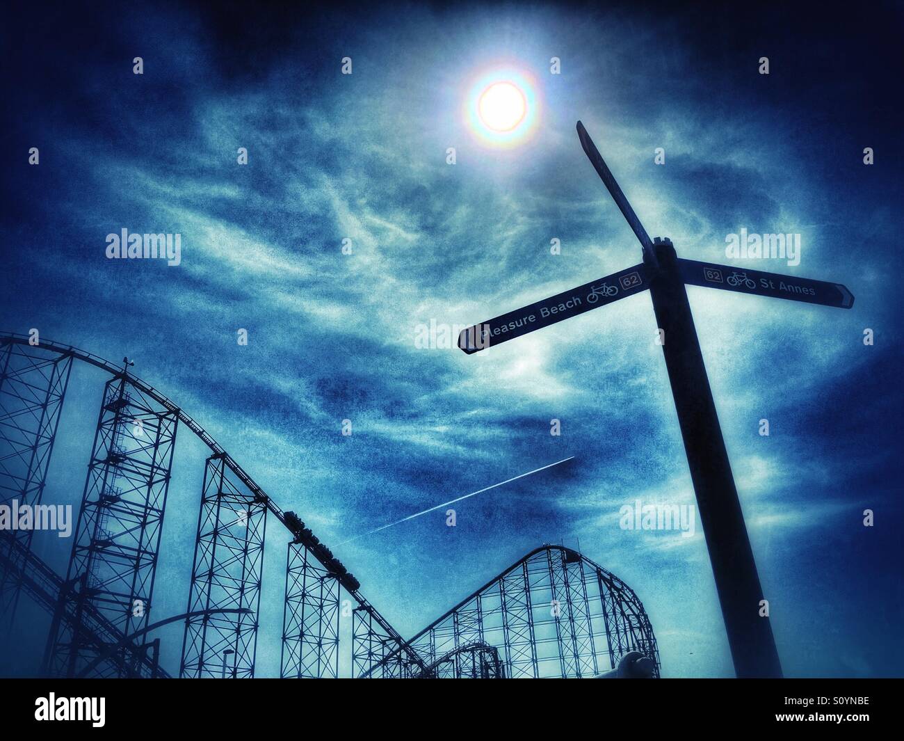 La Big One roller coaster a Blackpool Pleasure Beach in silhouette contro il sole Foto Stock