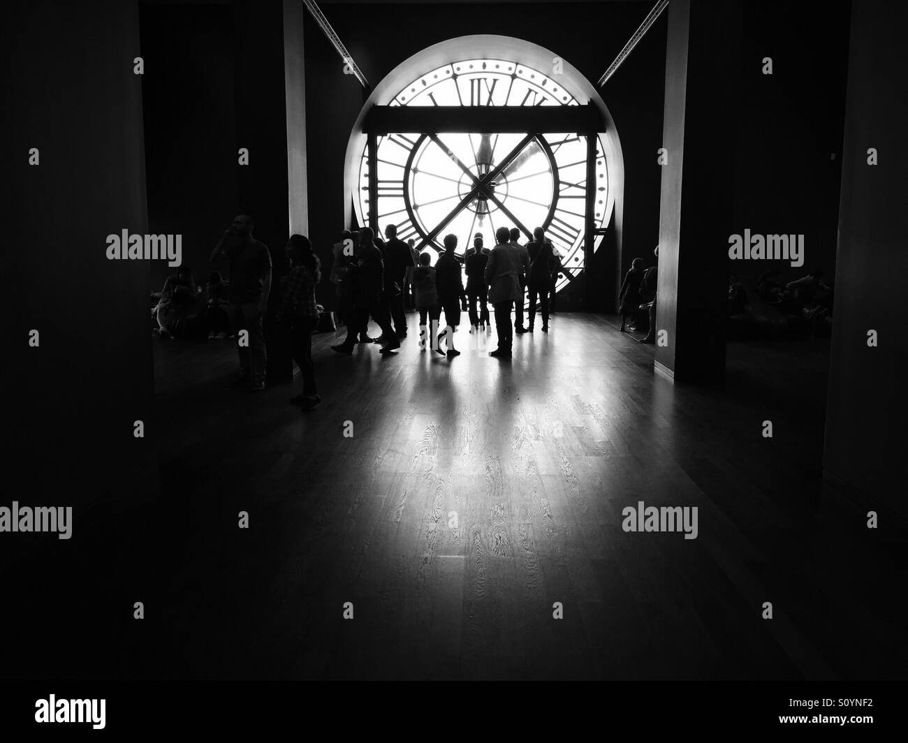 Il famoso orologio interno del Musee d'Orsay a Parigi in Francia con una folla di fronte ad esso. Foto Stock