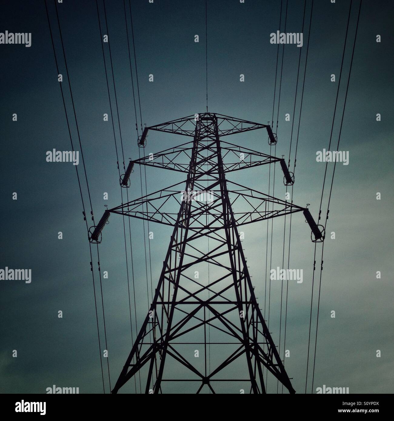 Pilone di elettricità. - Immagine stock catturata con smartphone