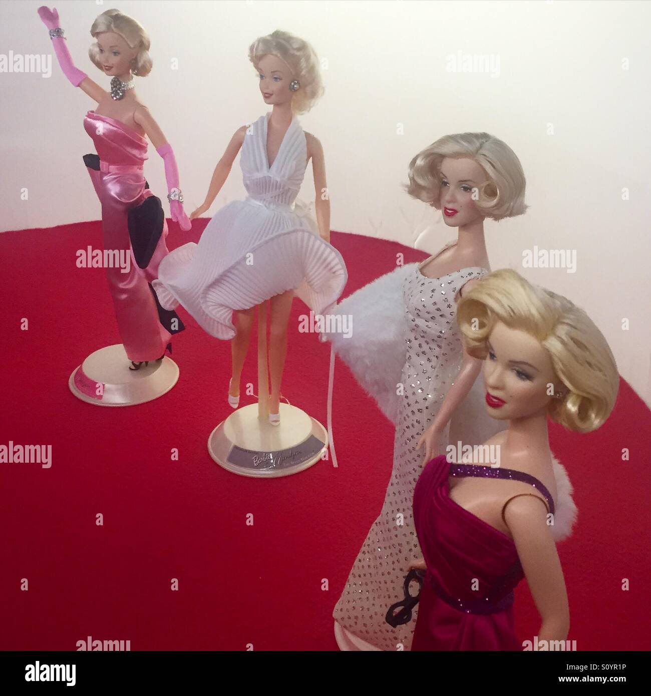 Marylin Monroe in Barbie figure - Immagine stock catturata con smartphone