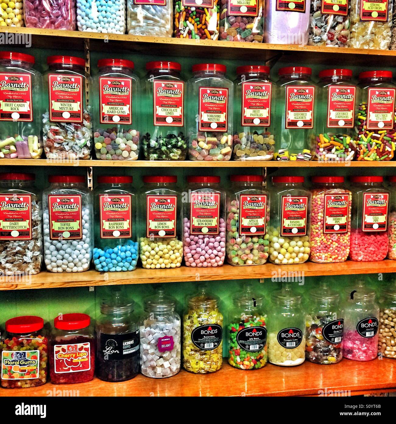 Sweetie vasi in un vintage negozio di dolci - Immagine stock catturata con smartphone