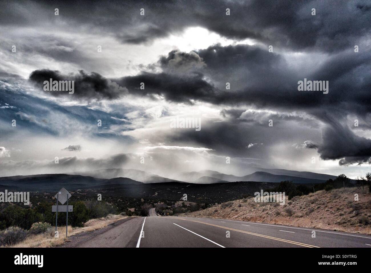 Nuvole sulla strada 14 in Nuovo Messico Foto Stock