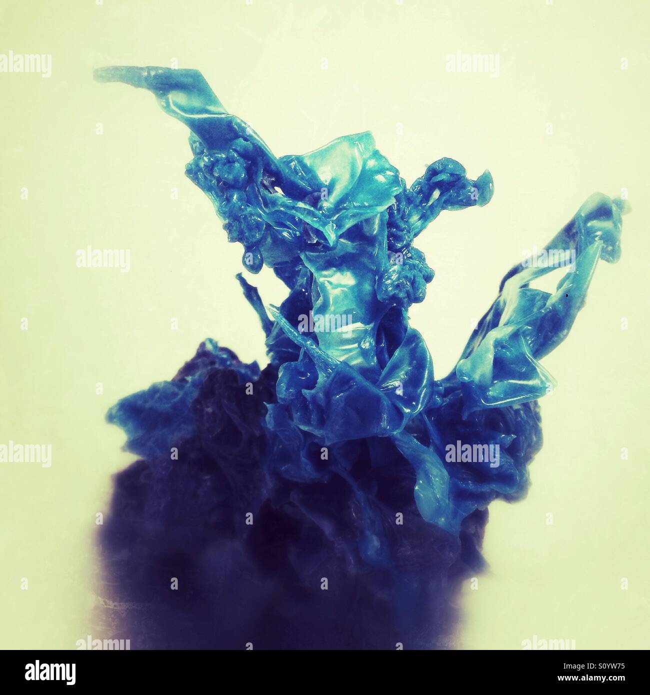 Scultura astratta blu e viola che ricorda le onde dell'oceano e le formazioni coralline nel design artistico Foto Stock