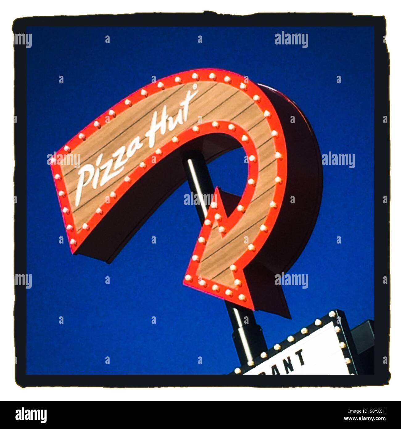 In stile retrò Pizza Hut segnale illuminato con cielo blu sullo sfondo - Immagine stock catturata con smartphone