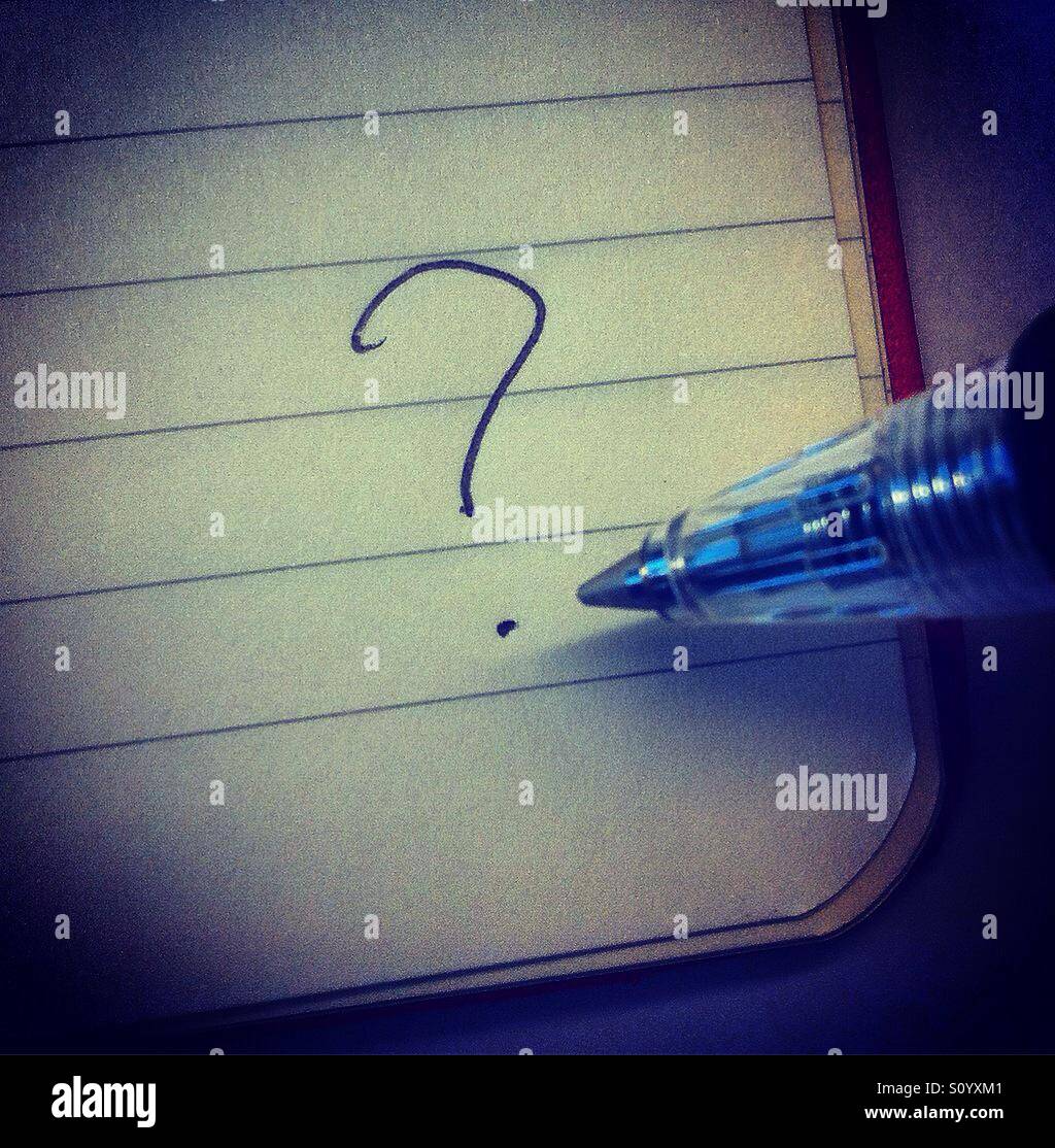 Punto interrogativo scritto in un angolo della booknote con una matita - Immagine stock catturata con smartphone