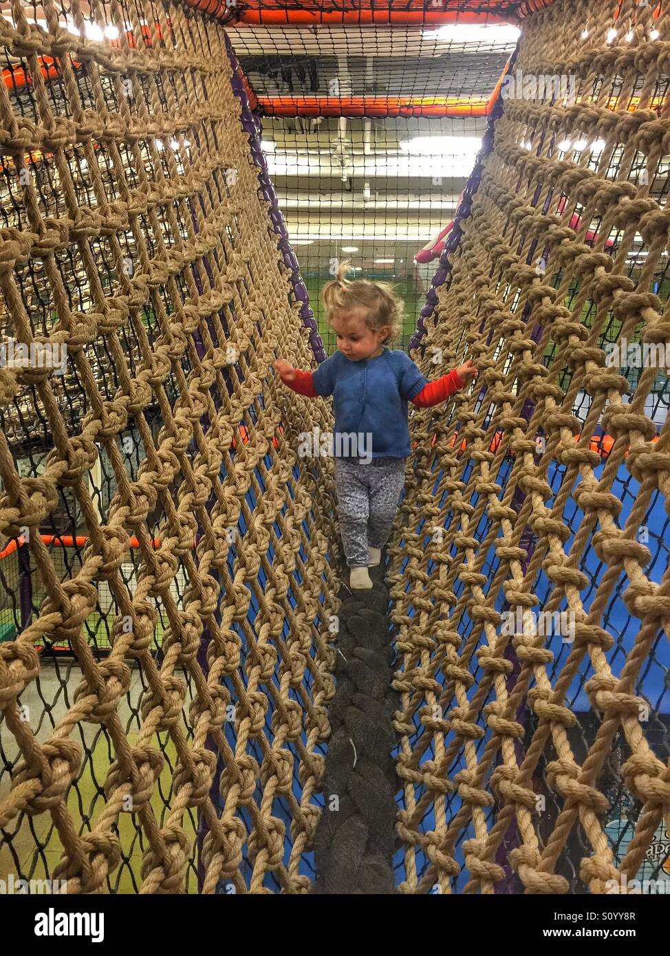 Il Toddler nel centro di riproduzione - Immagine stock catturata con smartphone