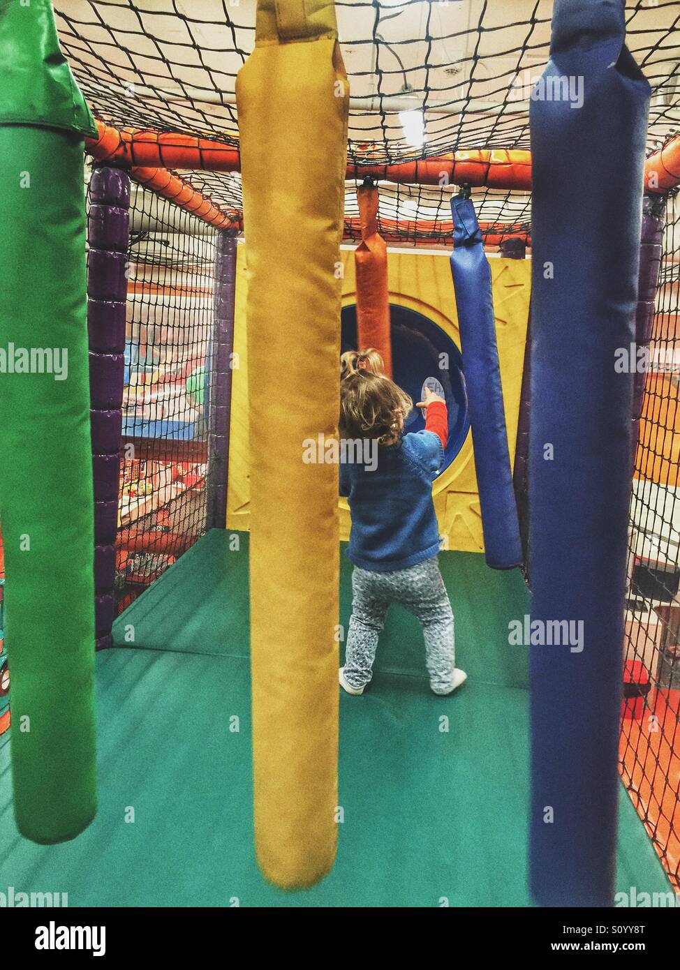 La riproduzione dei bimbi parco giochi al coperto - Immagine stock catturata con smartphone