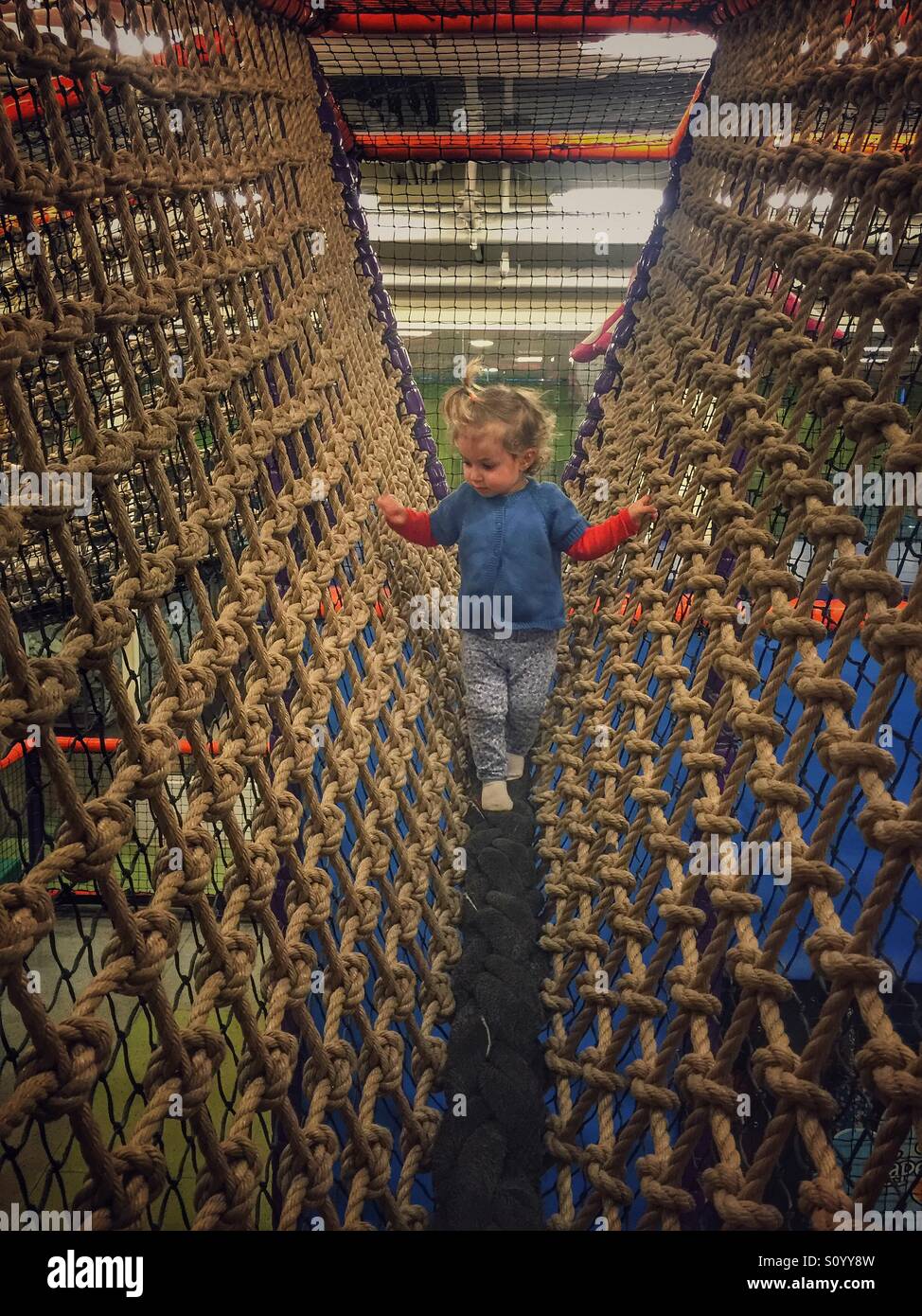 Bambino che gioca - Immagine stock catturata con smartphone