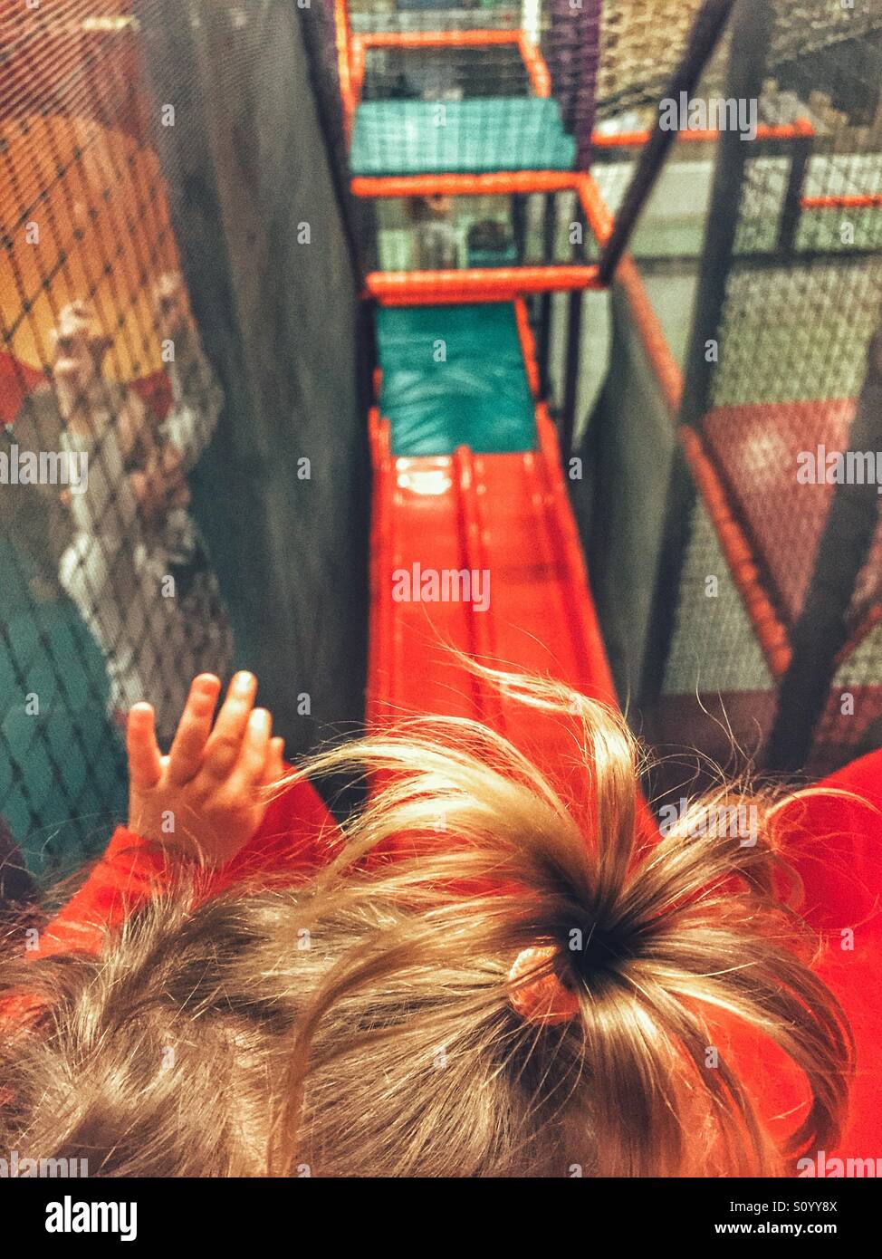 Bambino di parco giochi - Immagine stock catturata con smartphone