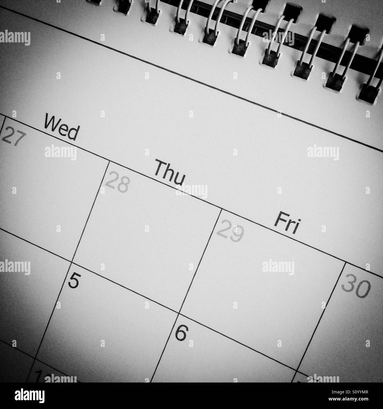 Vista ravvicinata di un calendario con i giorni e le date visibili Foto Stock
