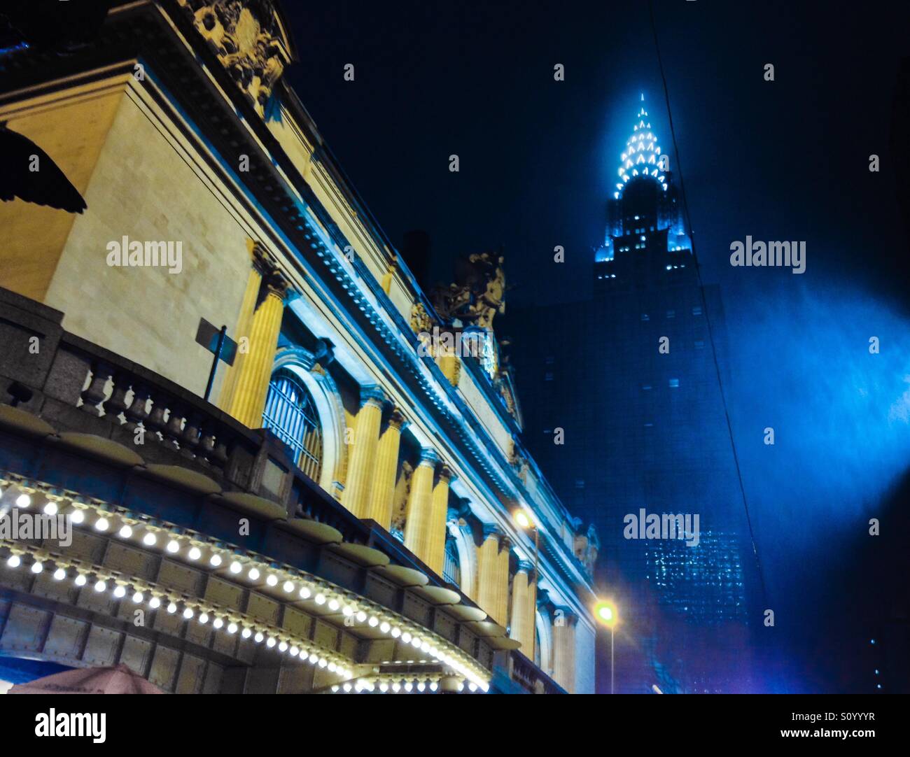 La Grand Central Station e il Chrysler Building su una nebbia notte piovosa Manhattan New York City vintage blu e oro per sentirsi iPhoneography. Foto Stock
