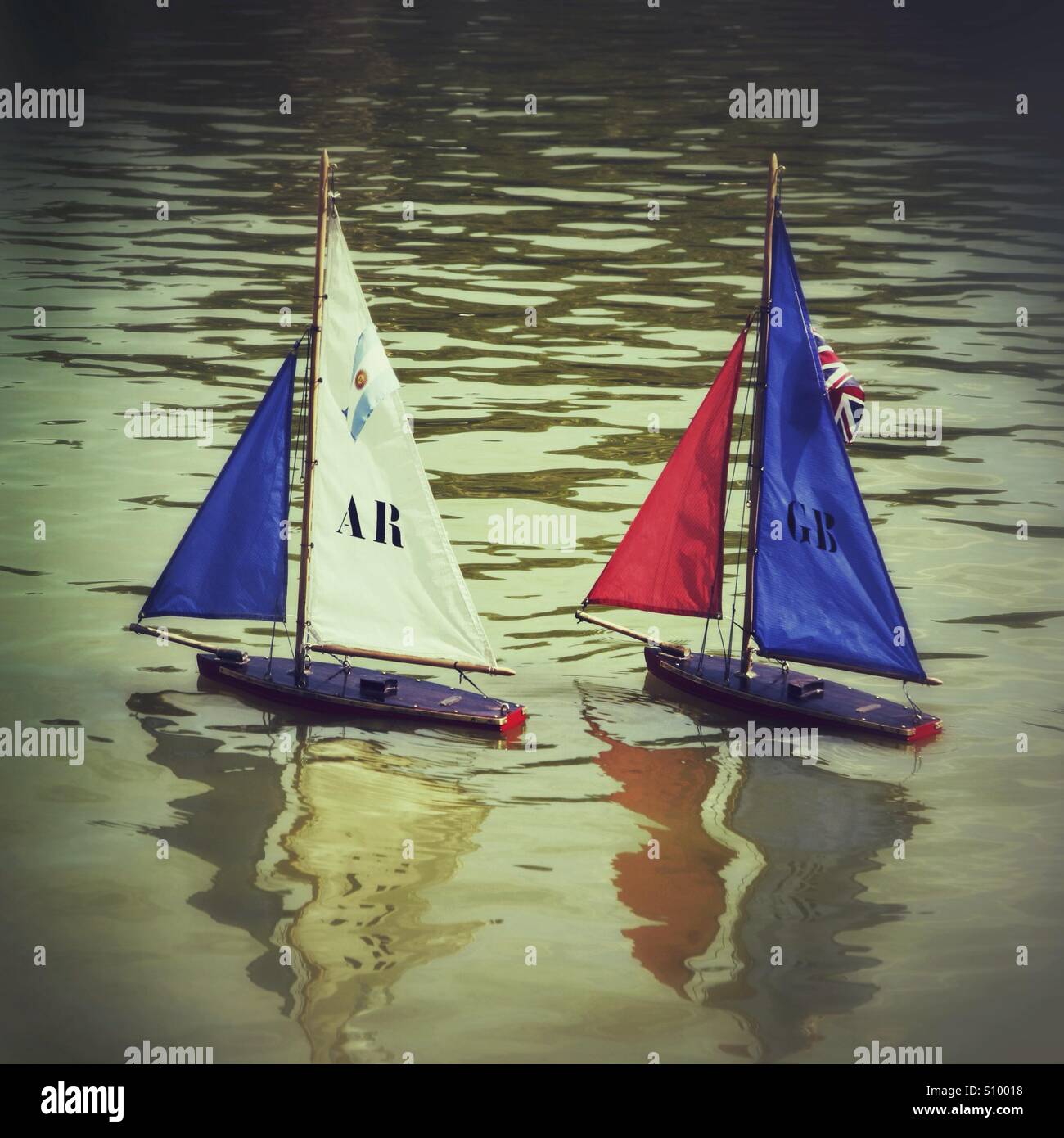 Giocattolo tradizionale e le barche a vela sul lago in barca Foto Stock
