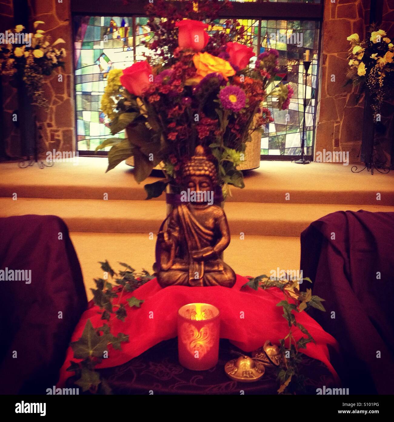 Altare e fiori durante un ritiro spirituale a Berkeley, California. Foto Stock