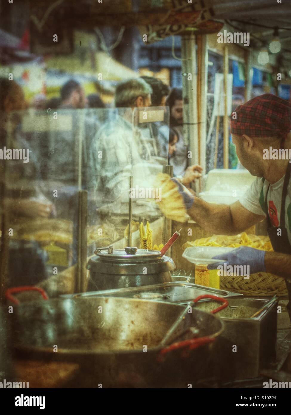 Lo chef dello street food festival - Immagine stock catturata con smartphone