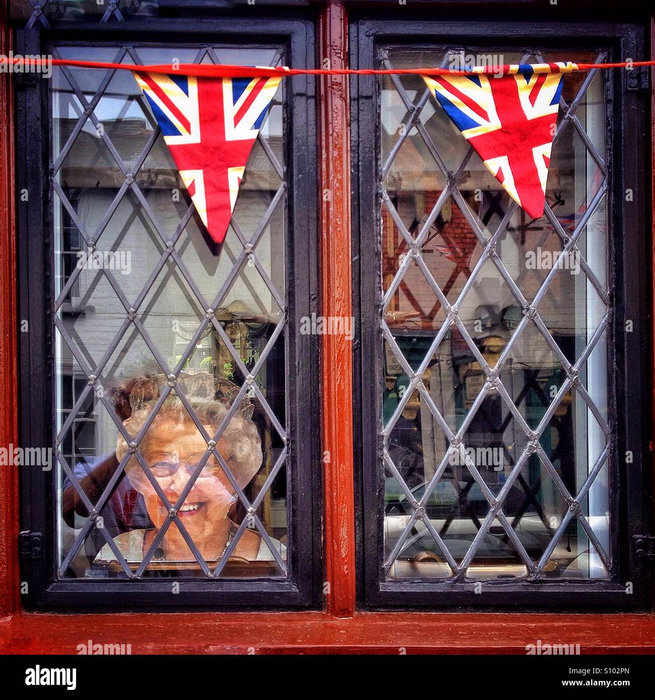 Ritaglio di cartone della regina Elisabetta nella finestra di pub Foto Stock
