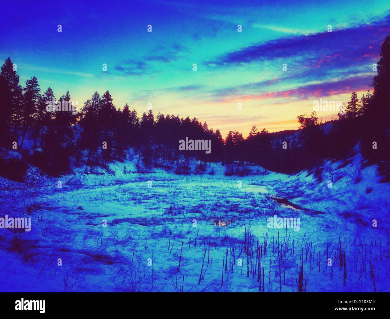 Intensi colori luminosi evidenziare paesaggio invernale in una fredda sera. Foto Stock