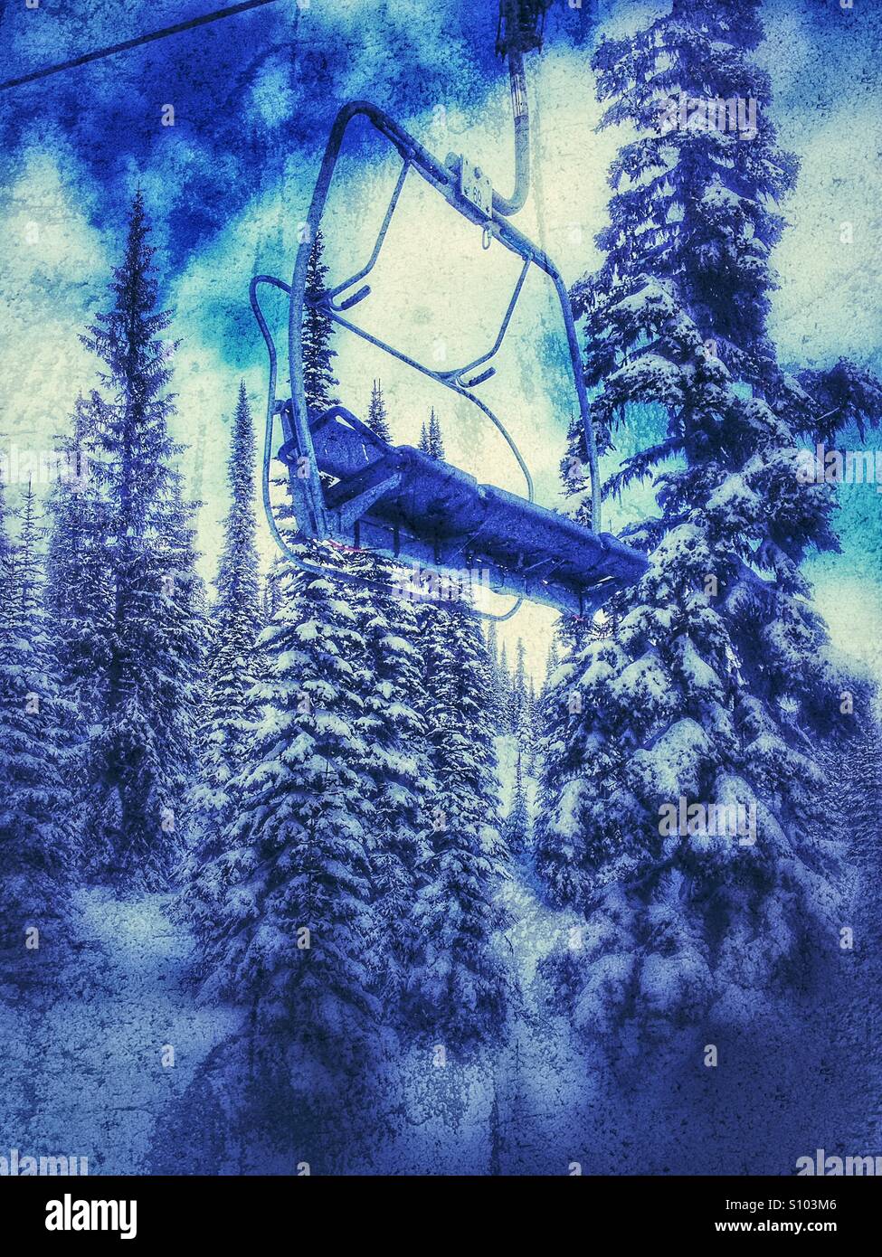 Svuotare ski seggiovia tra coperta di neve alberi. - Immagine stock catturata con smartphone