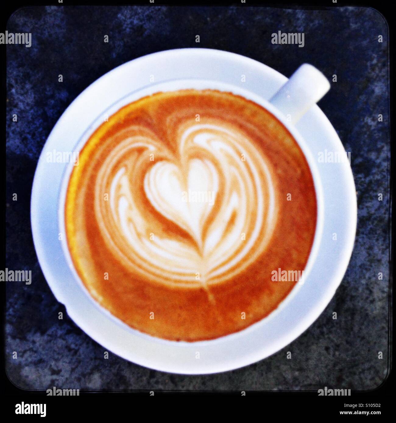 Caffè con amore il cuore in una tazza bianca con piattino - Immagine stock catturata con smartphone