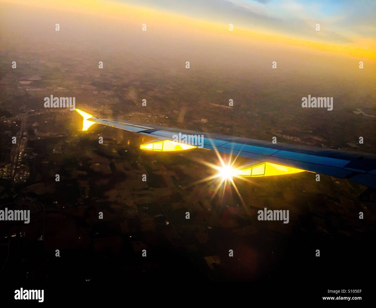 Ala piana in oro bagliore, da un posto a sedere sul finestrino di un volo commerciale regolare. Foto Stock