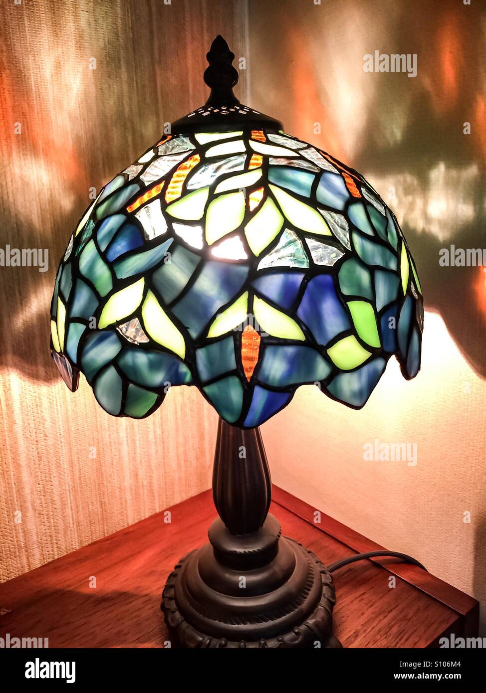Lampada ornamentale. Stile Tiffany. Vetro colorato. Colorato. Floreale. Schema. Progettazione. - Immagine stock catturata con smartphone