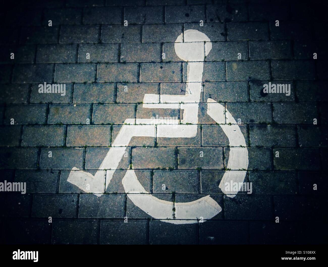 Disabili Accesso disabili Parcheggio sulla strada - Immagine stock catturata con smartphone