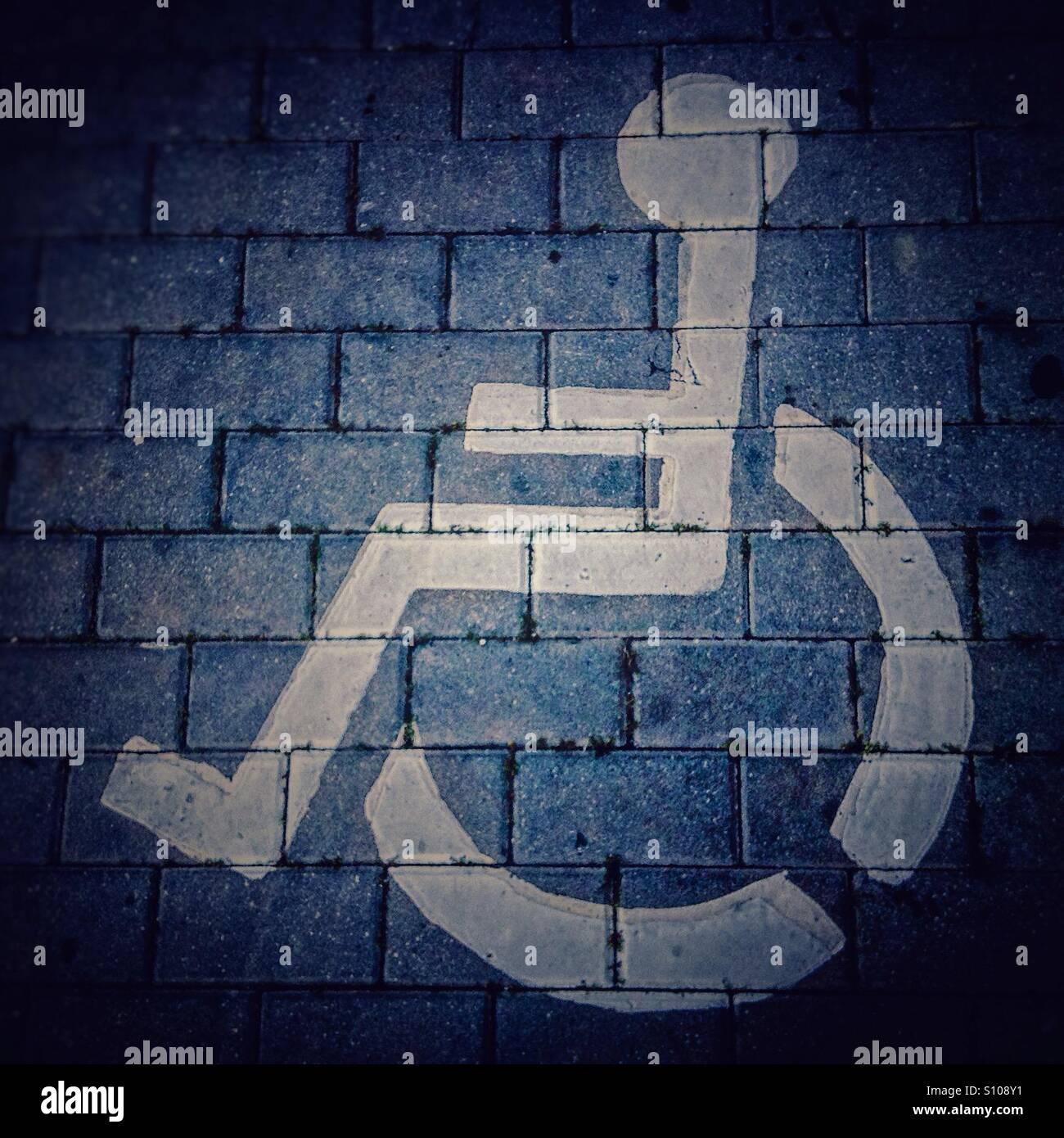 Portatori di handicap Parcheggio Disabili segno dipinto sulla strada - Immagine stock catturata con smartphone