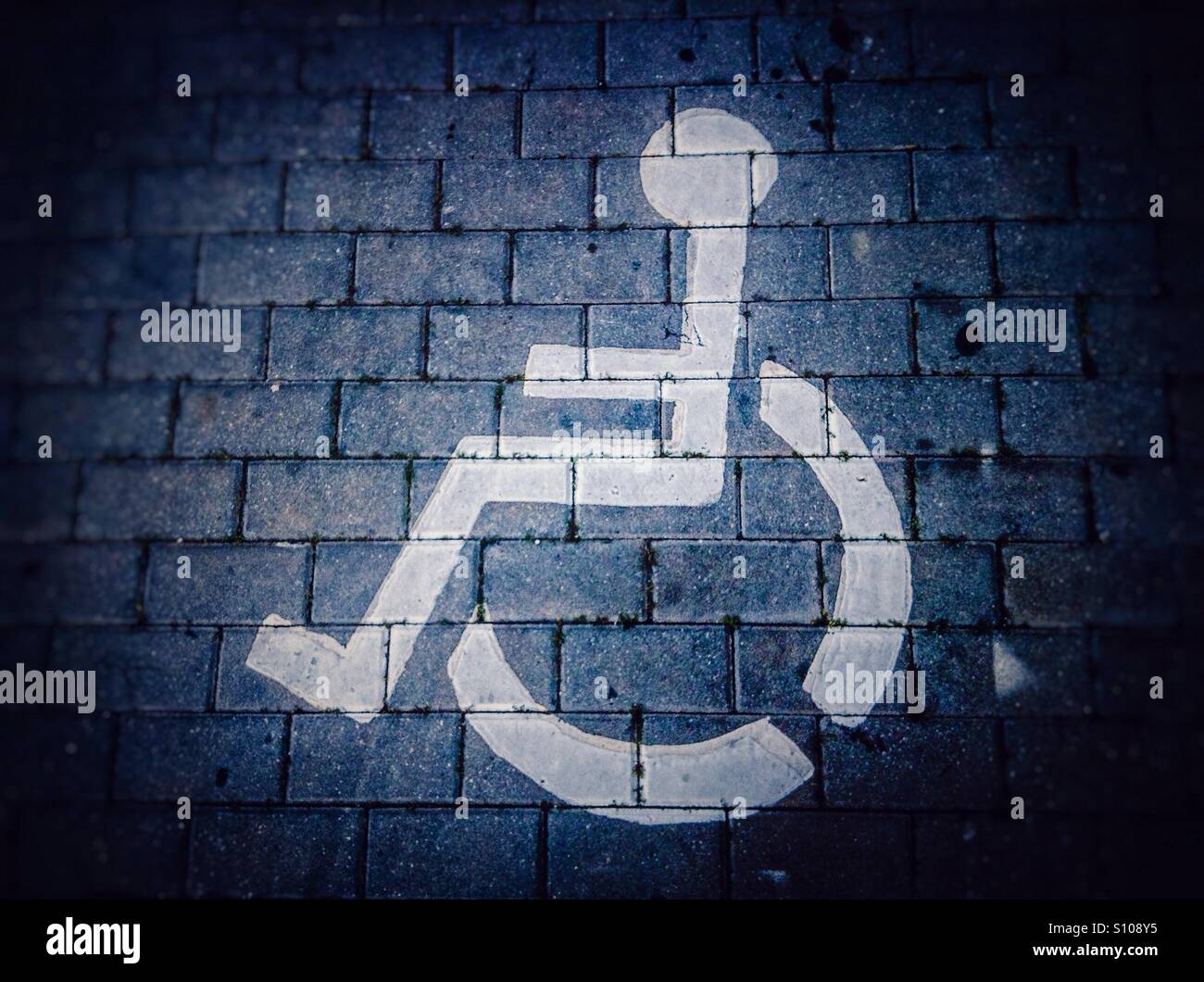 Portatori di handicap Parcheggio Disabili segno sulla strada - Immagine stock catturata con smartphone