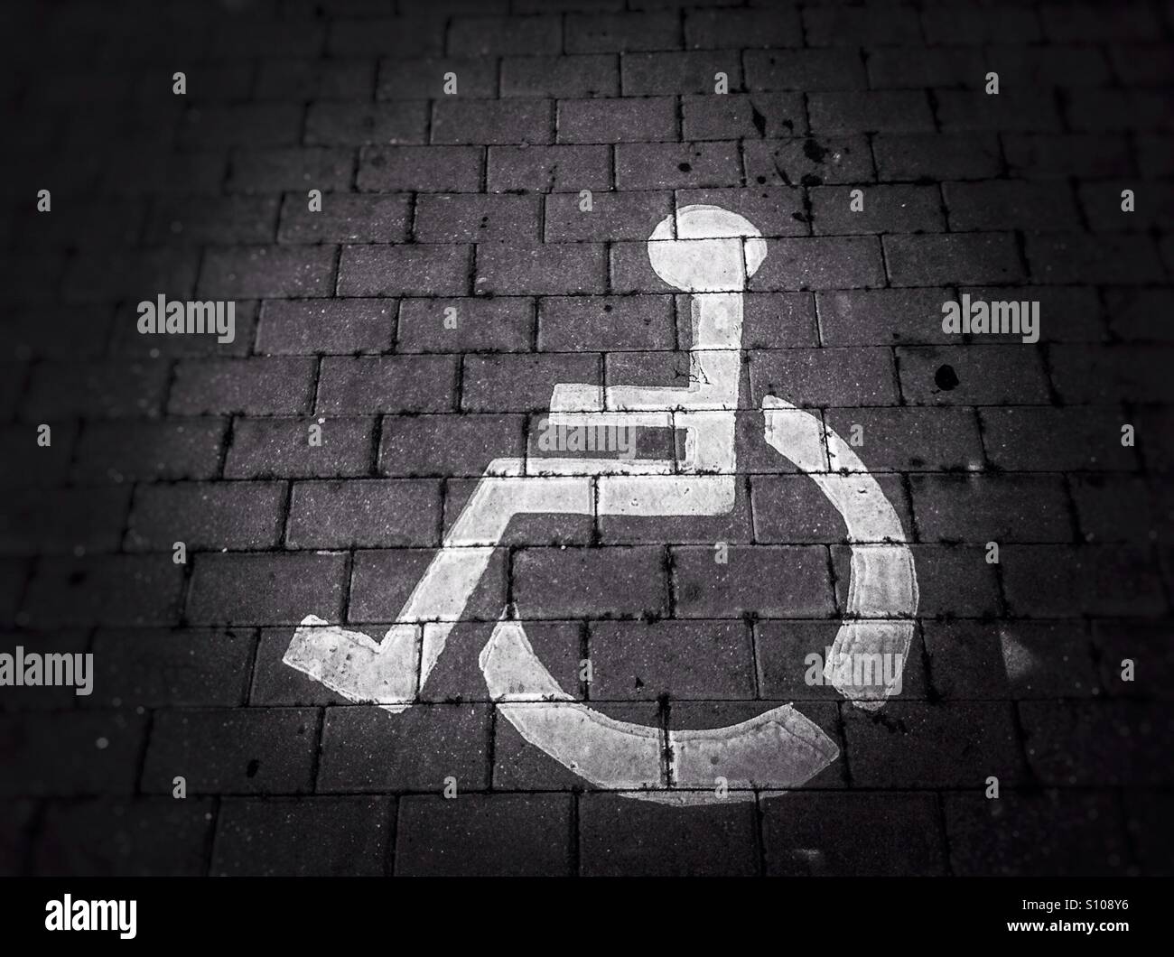 Portatori di handicap Parcheggio Disabili segno sulla strada - Immagine stock catturata con smartphone