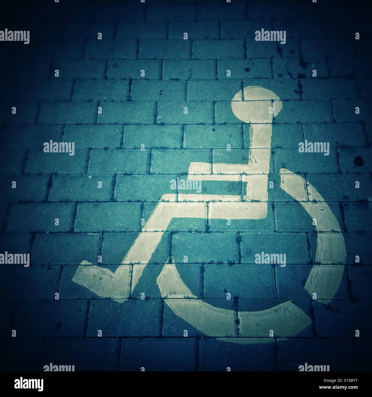 Portatori di handicap Parcheggio Disabili segno sulla strada - Immagine stock catturata con smartphone