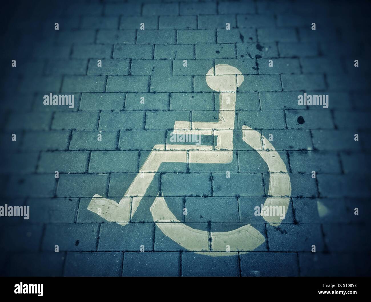 Portatori di handicap Parcheggio Disabili segno sulla strada - Immagine stock catturata con smartphone