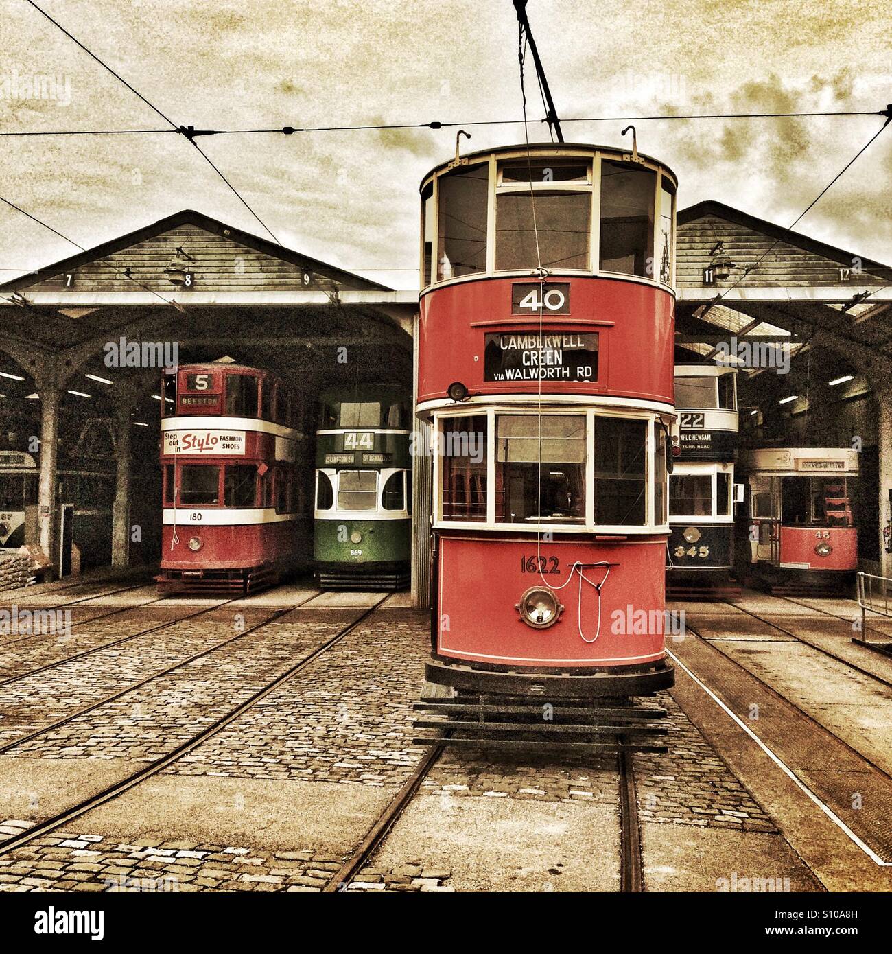 Il capannone di tram tram al Museo dei tram a Crich DERBYSHIRE REGNO UNITO - Immagine stock catturata con smartphone