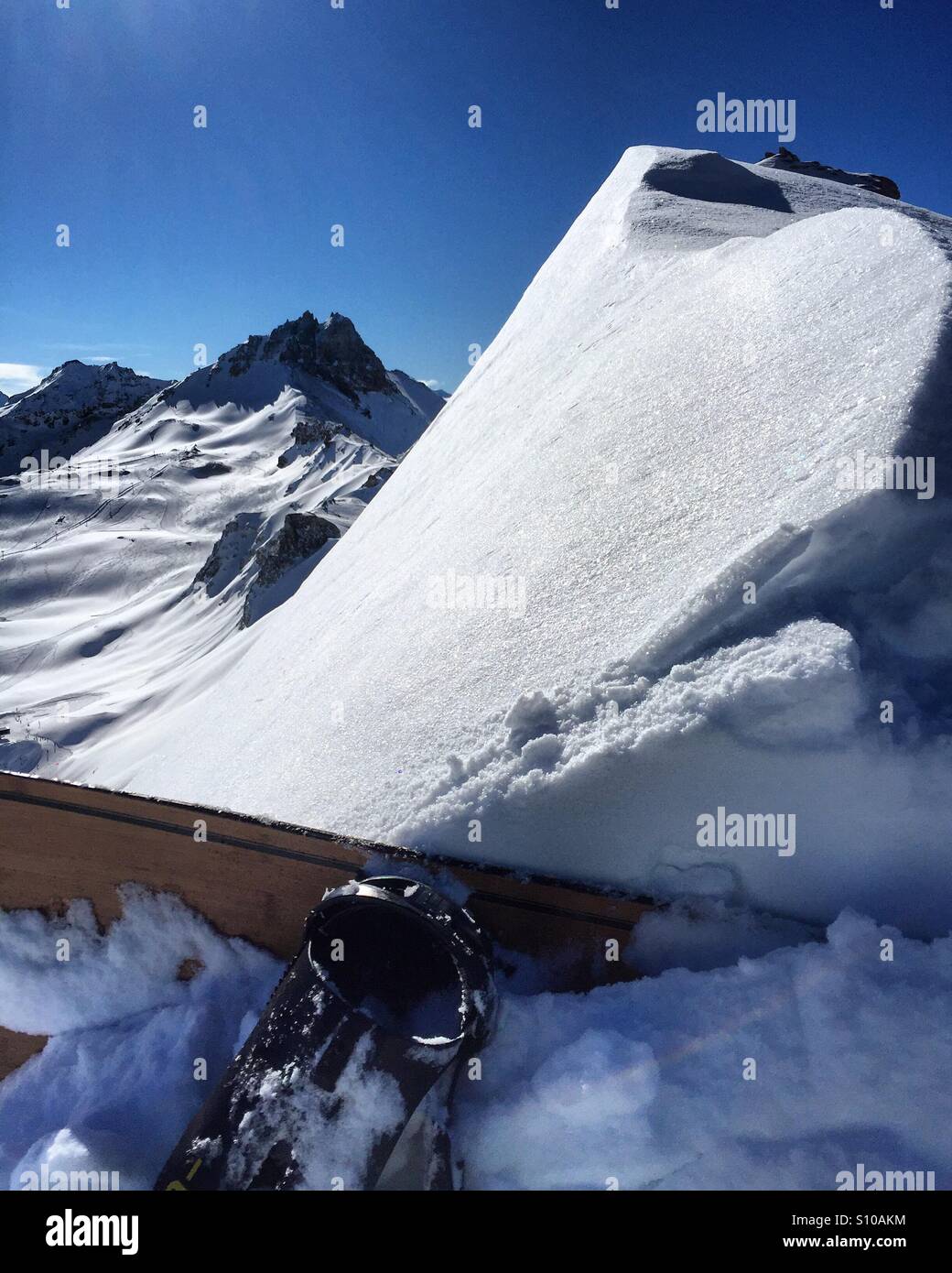 La scalata verso la cima di una montagna con uno scarpone da snowboard. Grimentz, Svizzera. Foto Stock