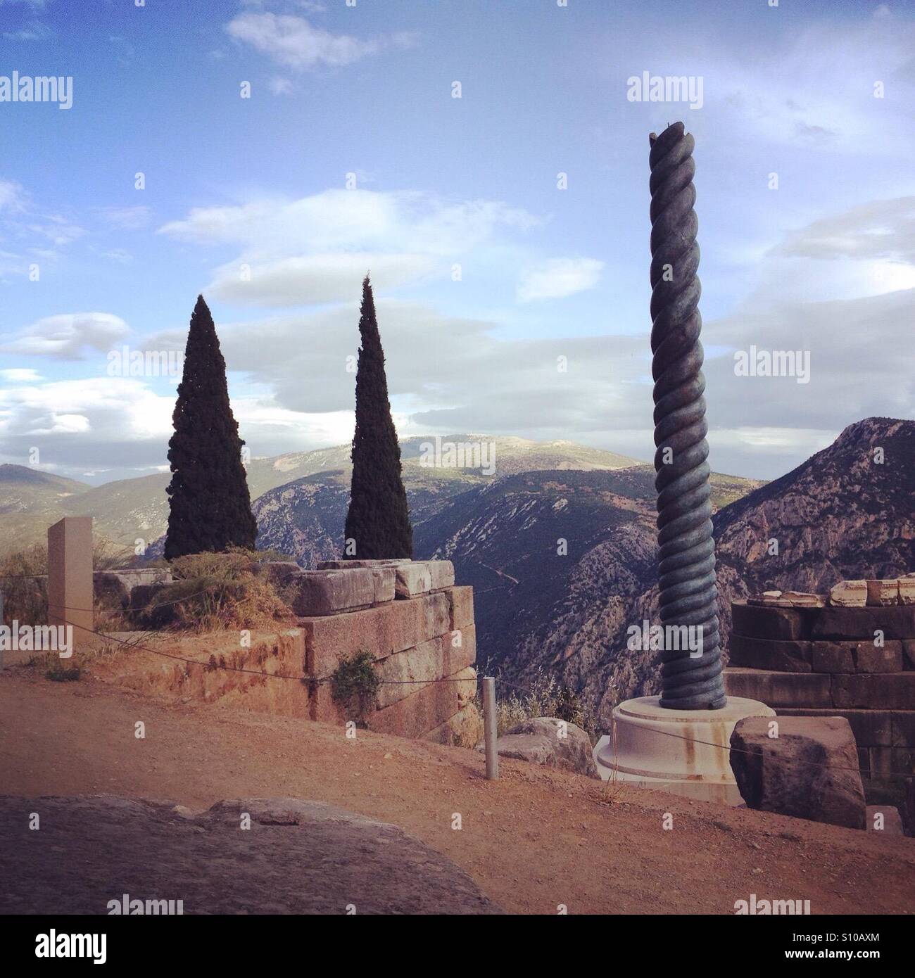 Colonne a Delphi e vista del monte Olympia Foto Stock