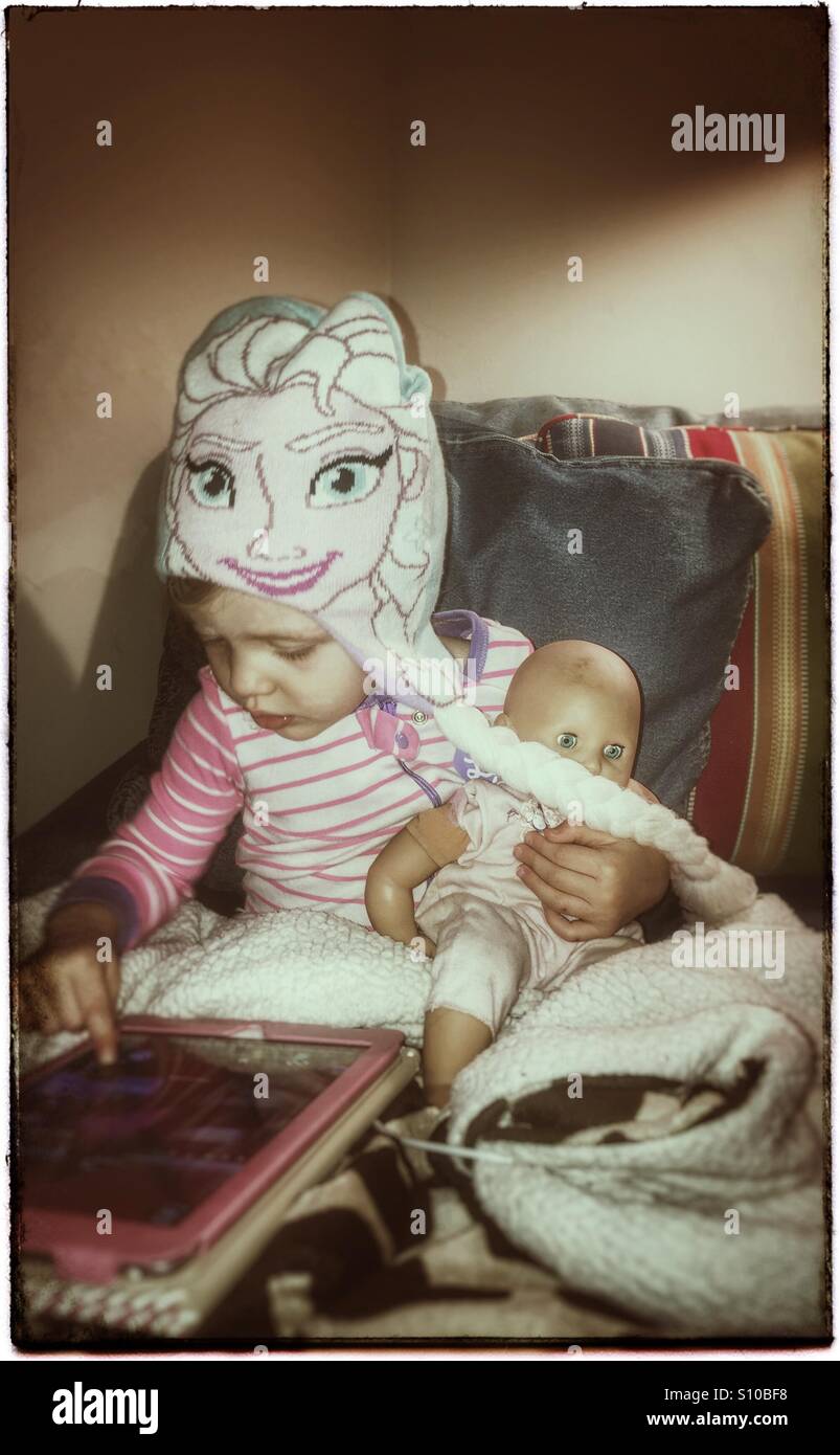 Bambina indossa un Disney congelati Elsa Knit Hat con treccia Foto stock -  Alamy