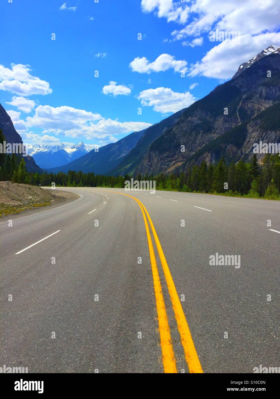 Strada per le Montagne Rocciose nel Parco Nazionale di Yoho, Canada - Immagine stock catturata con smartphone